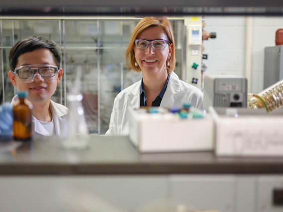 (From left) Yu-Shien Sung, doctoral student in the Tomat Lab, and University of Arizona Cancer Center member Elisa Tomat, PhD, are studying an iron-targeting molecule that may lead to the development of new anticancer drugs.